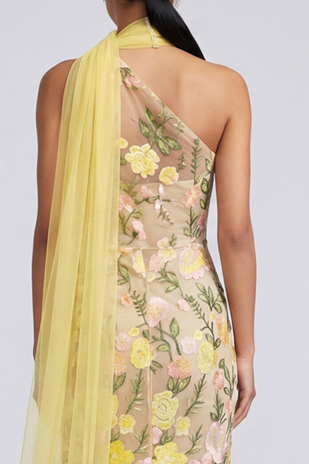 Vestido maxi floral con apliques amarillos de sirena y un solo hombro