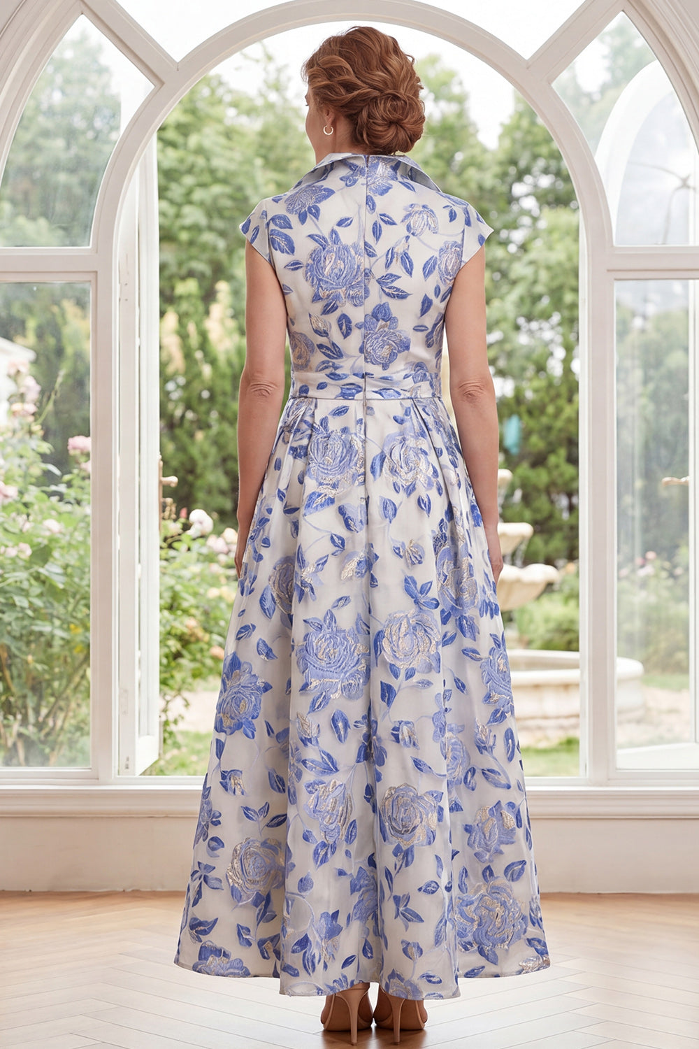Robe de mariée longue trapèze jacquard à fleurs blanches et bleues avec manches courtes