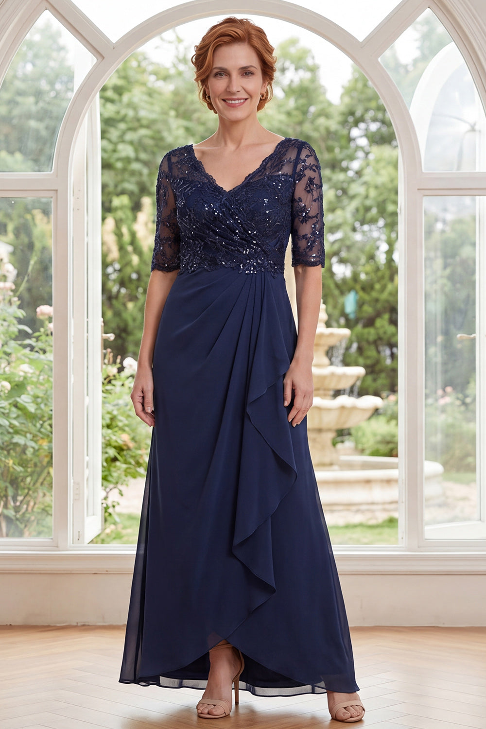 Vestido largo de gasa azul marino con cuentas, escote en V y volantes para madre de la novia