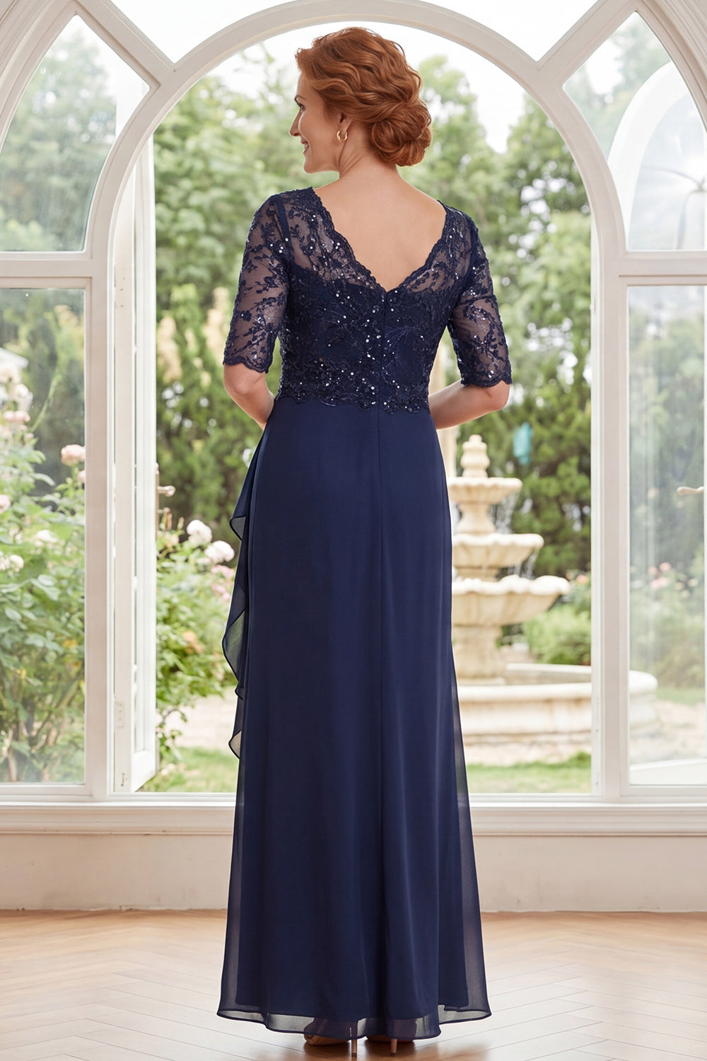 Vestido largo de gasa azul marino con cuentas, escote en V y volantes para madre de la novia