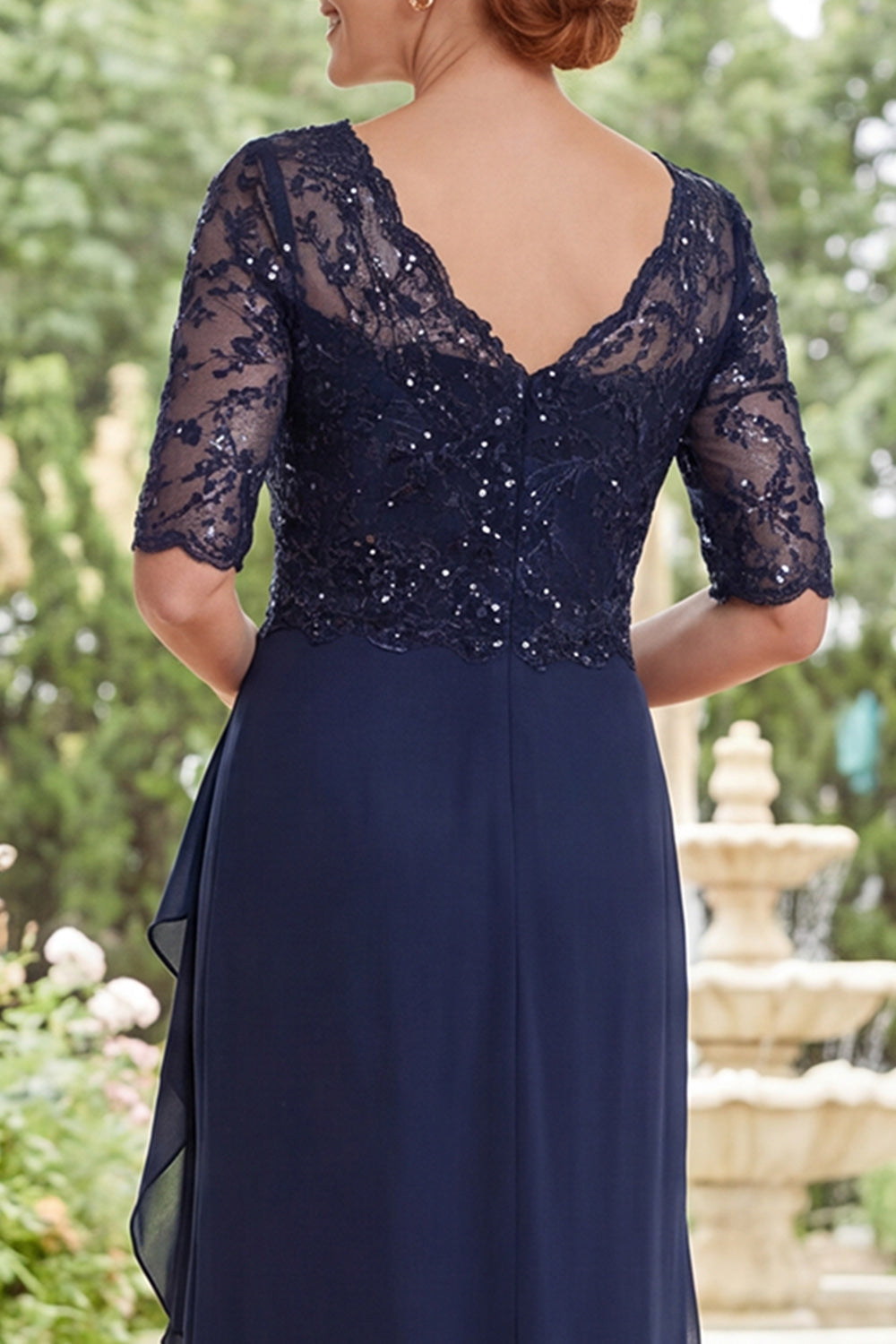 Vestido largo de gasa azul marino con cuentas, escote en V y volantes para madre de la novia