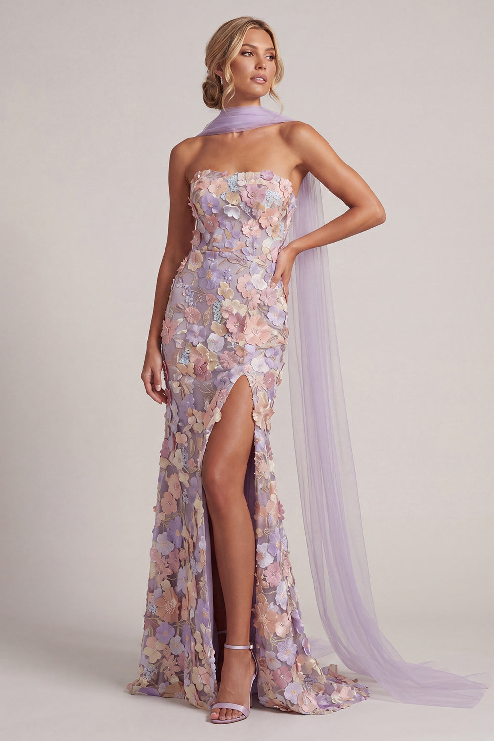 Vestido largo de sirena sin tirantes floral violeta claro para madre de la novia con abertura