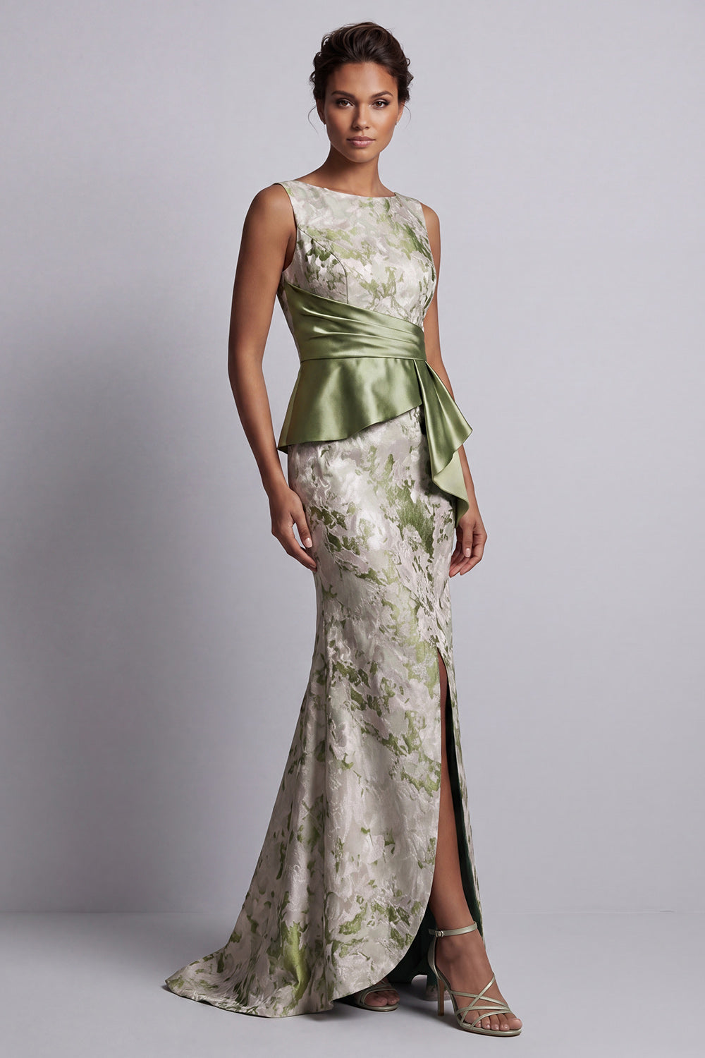 Robe de sirène longue fleurie vert clair avec ruchés et ceinture pour la mère de la mariée