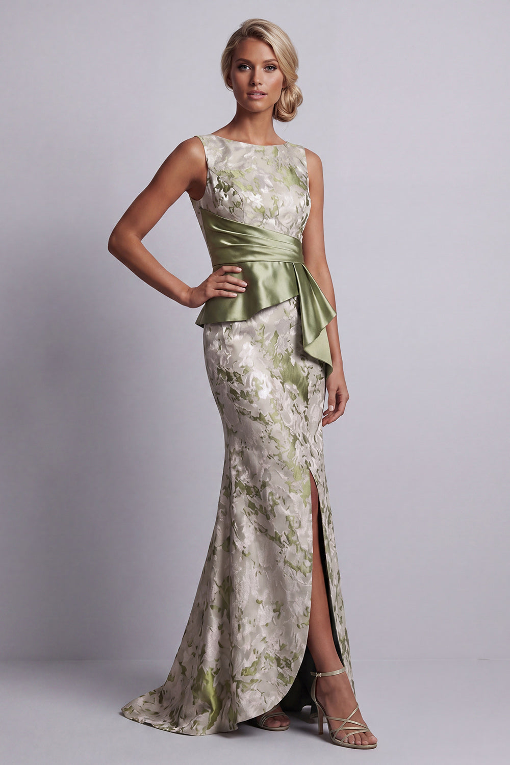 Robe de sirène longue fleurie vert clair avec ruchés et ceinture pour la mère de la mariée
