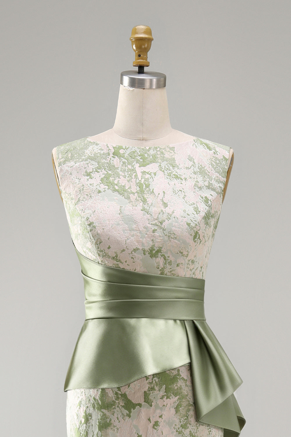 Robe de sirène longue fleurie vert clair avec ruchés et ceinture pour la mère de la mariée