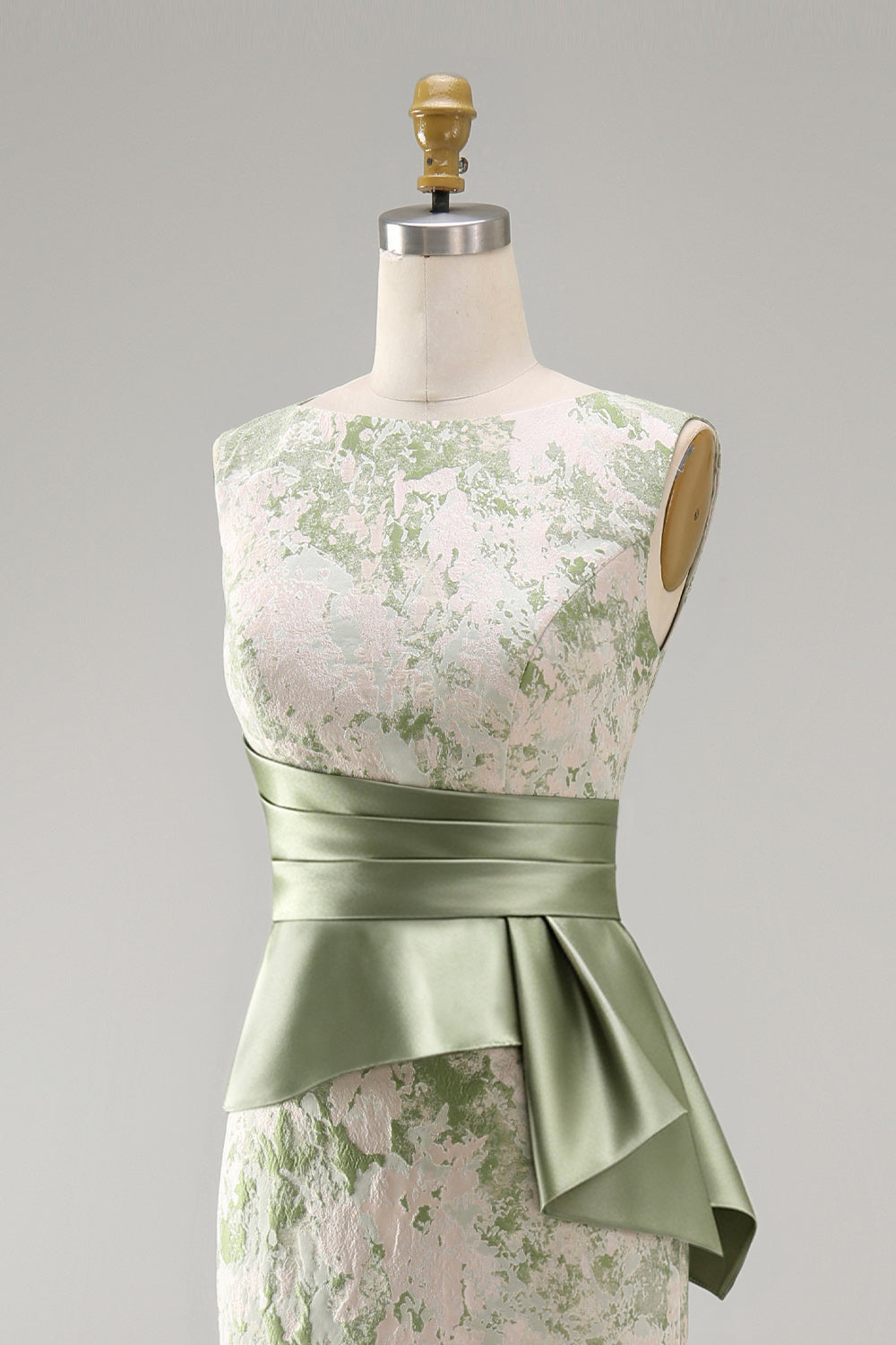 Robe de sirène longue fleurie vert clair avec ruchés et ceinture pour la mère de la mariée