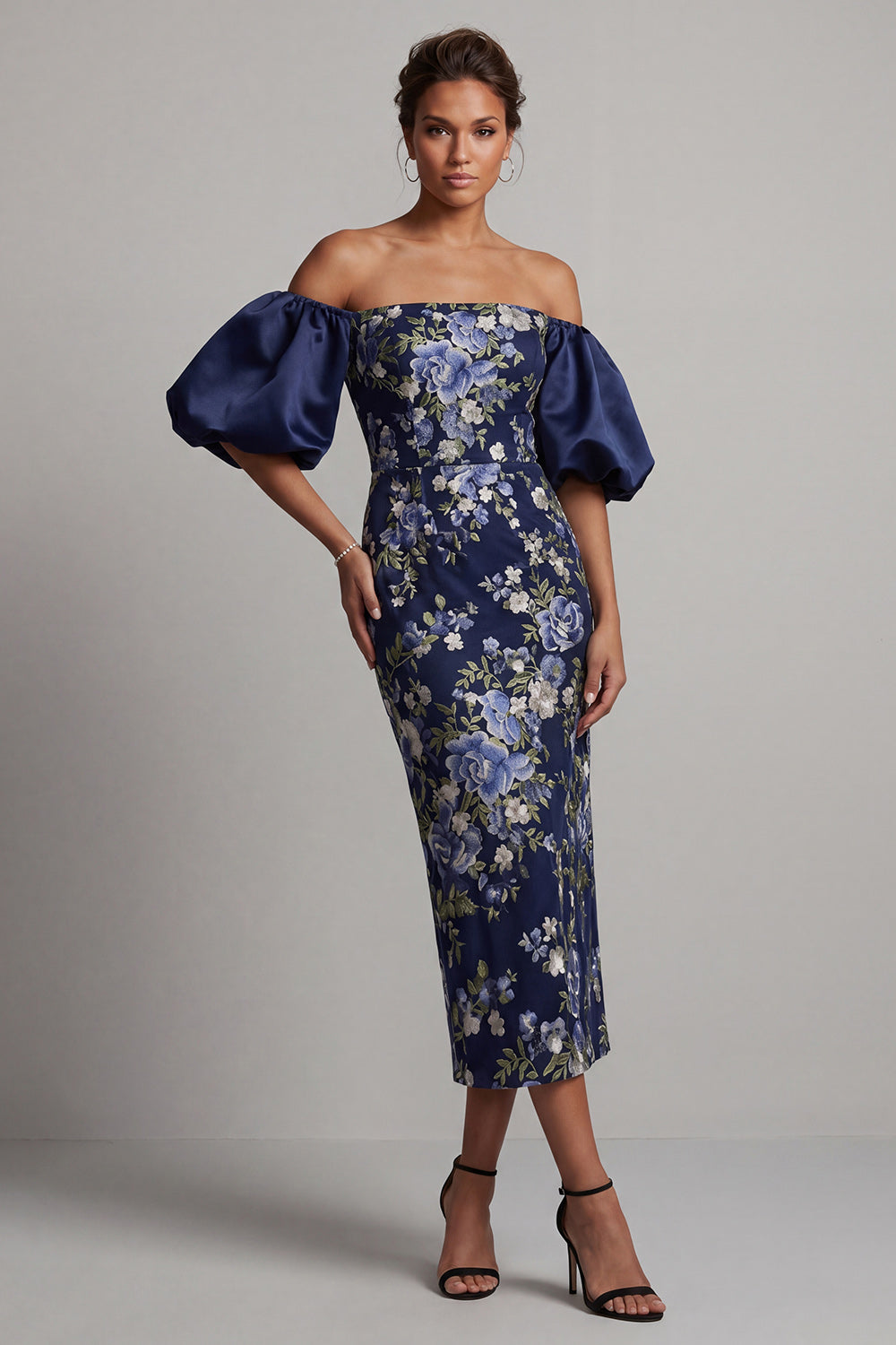 Robe fourreau midi bleu marine à fleurs avec épaules dénudées et manches bouffantes pour la mère de la mariée