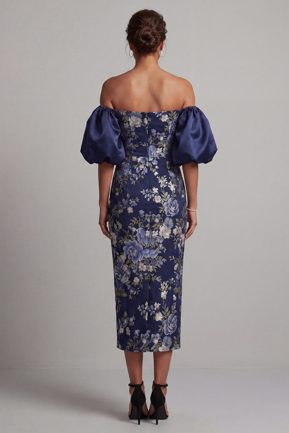 Robe fourreau midi bleu marine à fleurs avec épaules dénudées et manches bouffantes pour la mère de la mariée