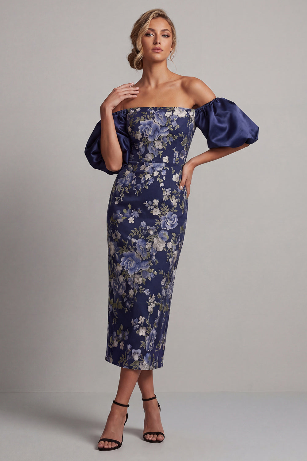 Robe fourreau midi bleu marine à fleurs avec épaules dénudées et manches bouffantes pour la mère de la mariée
