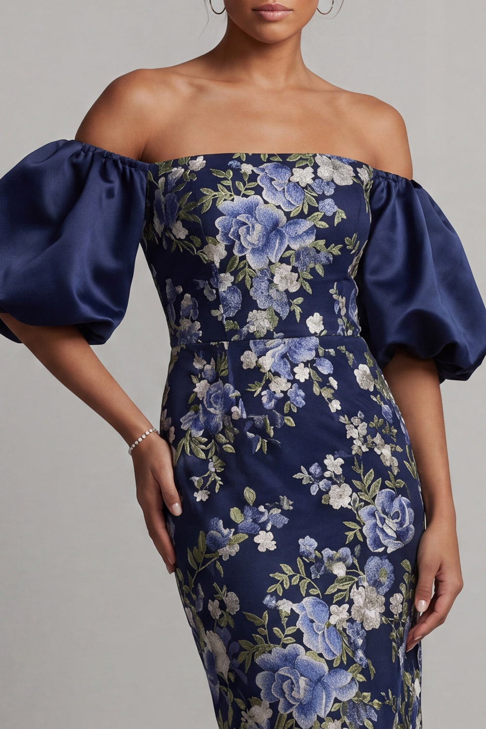 Robe fourreau midi bleu marine à fleurs avec épaules dénudées et manches bouffantes pour la mère de la mariée