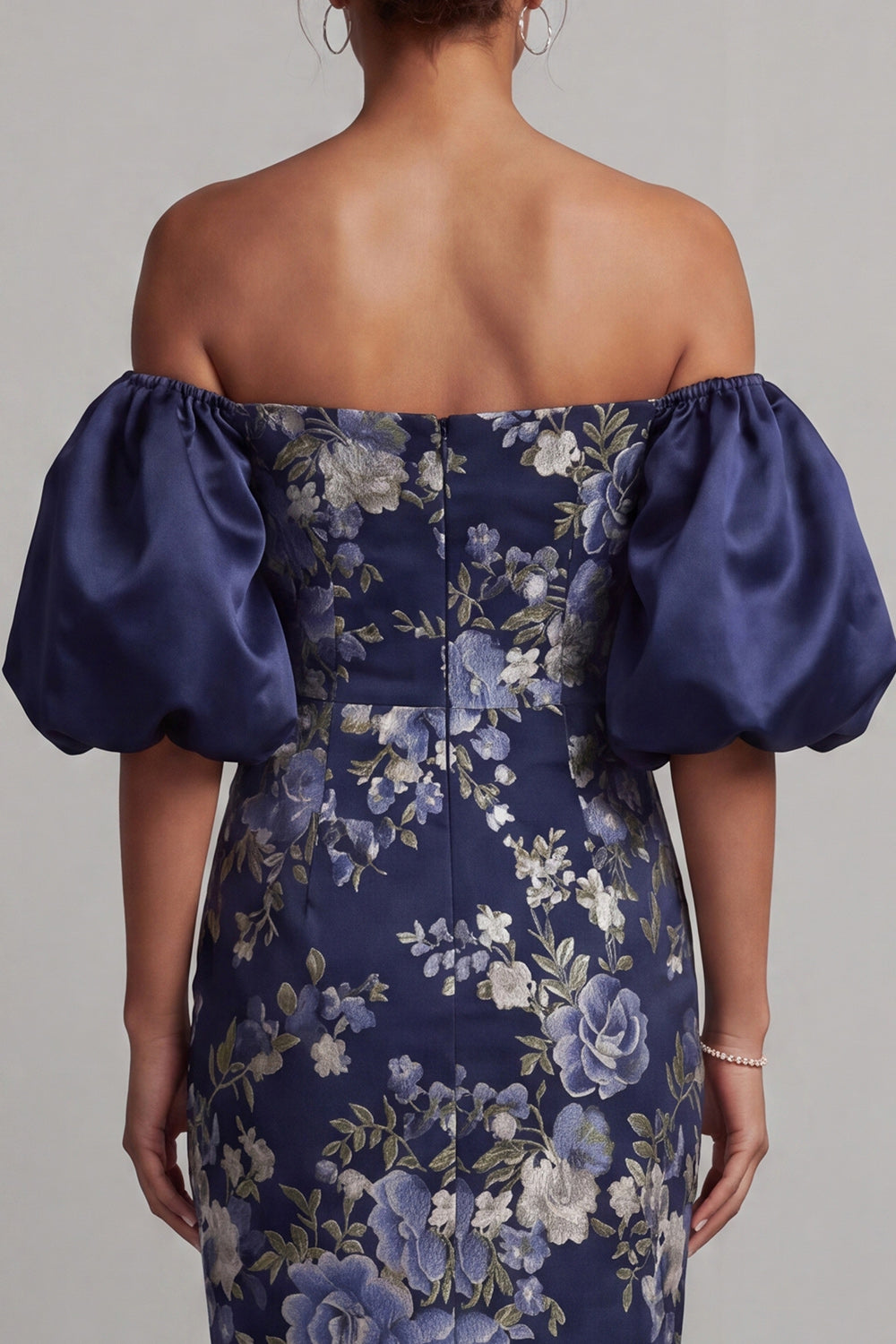 Robe fourreau midi bleu marine à fleurs avec épaules dénudées et manches bouffantes pour la mère de la mariée
