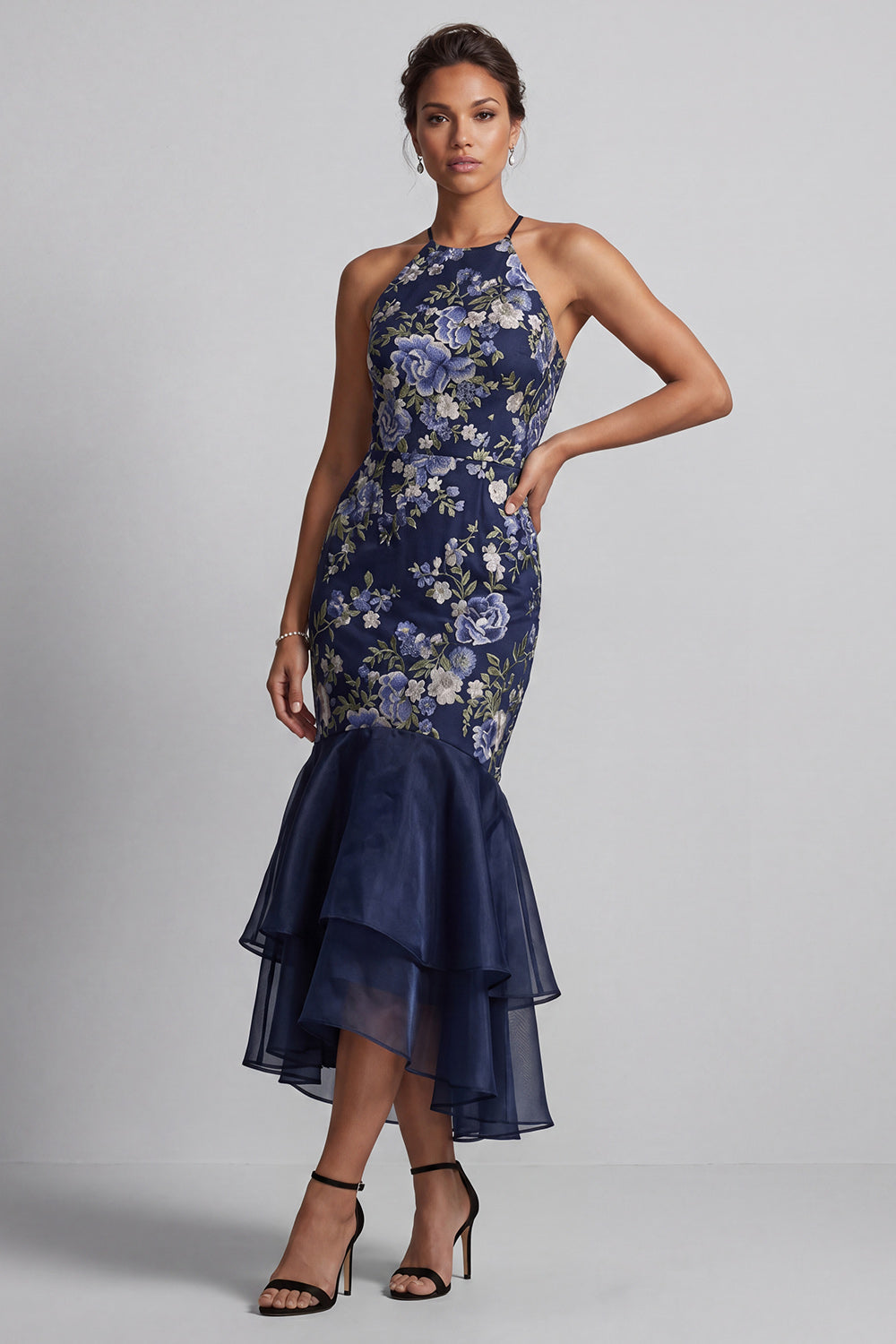 Robe longue de mère de la mariée sirène, motif floral bleu marine, col licou, avec volants