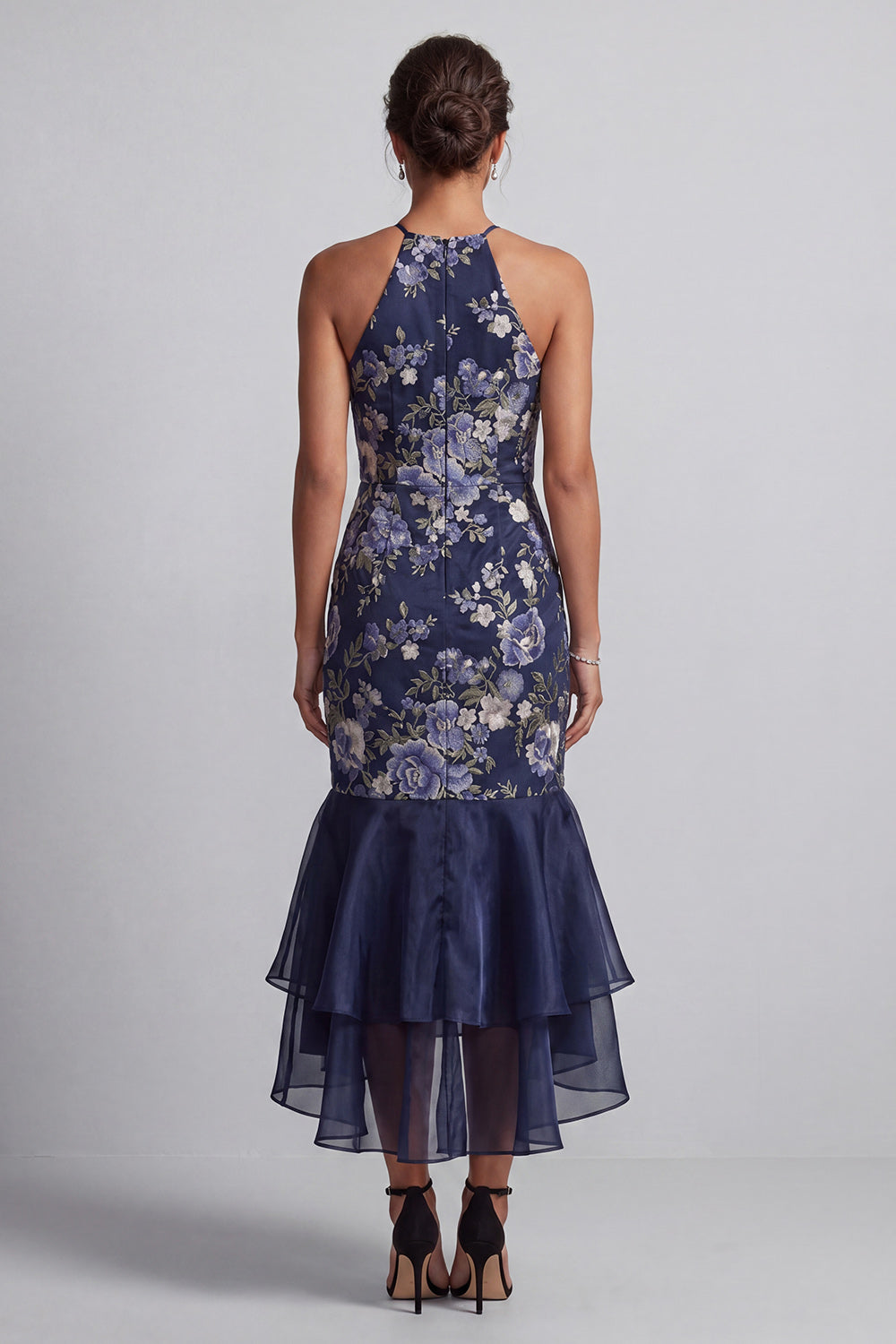 Robe longue de mère de la mariée sirène, motif floral bleu marine, col licou, avec volants