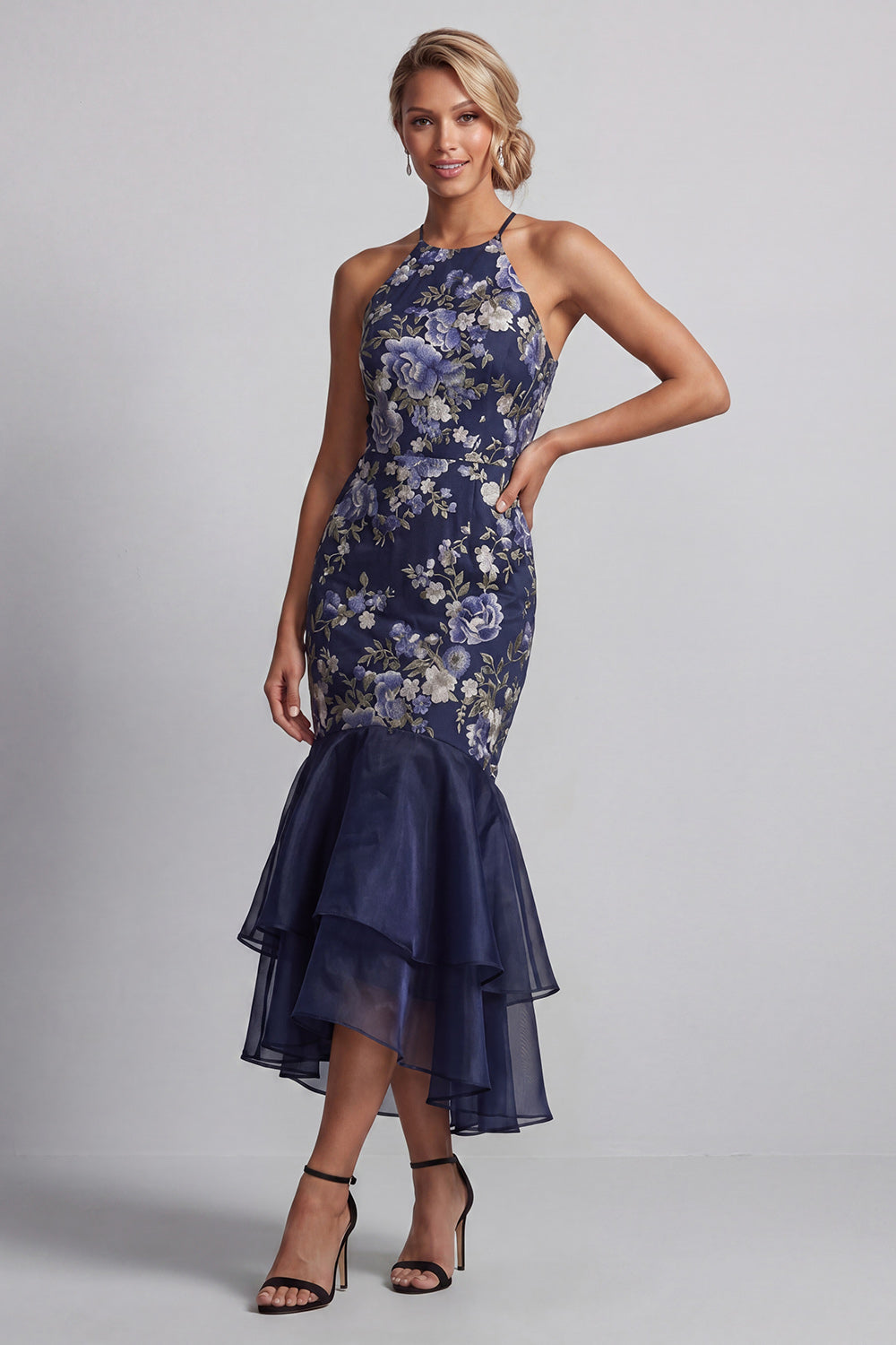 Robe longue de mère de la mariée sirène, motif floral bleu marine, col licou, avec volants
