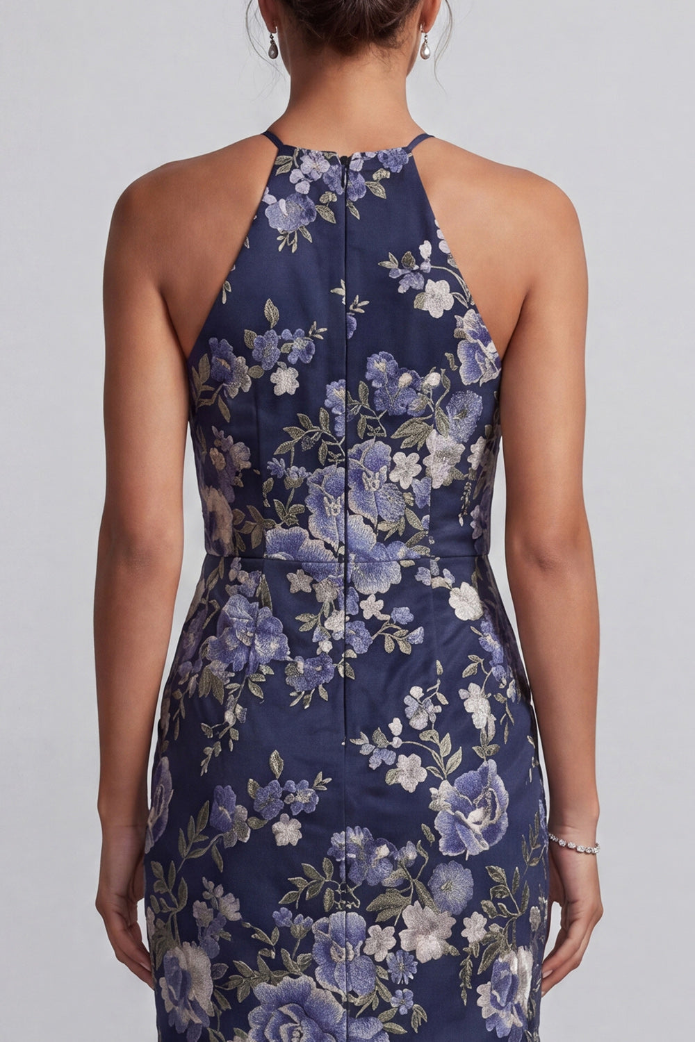 Robe longue de mère de la mariée sirène, motif floral bleu marine, col licou, avec volants