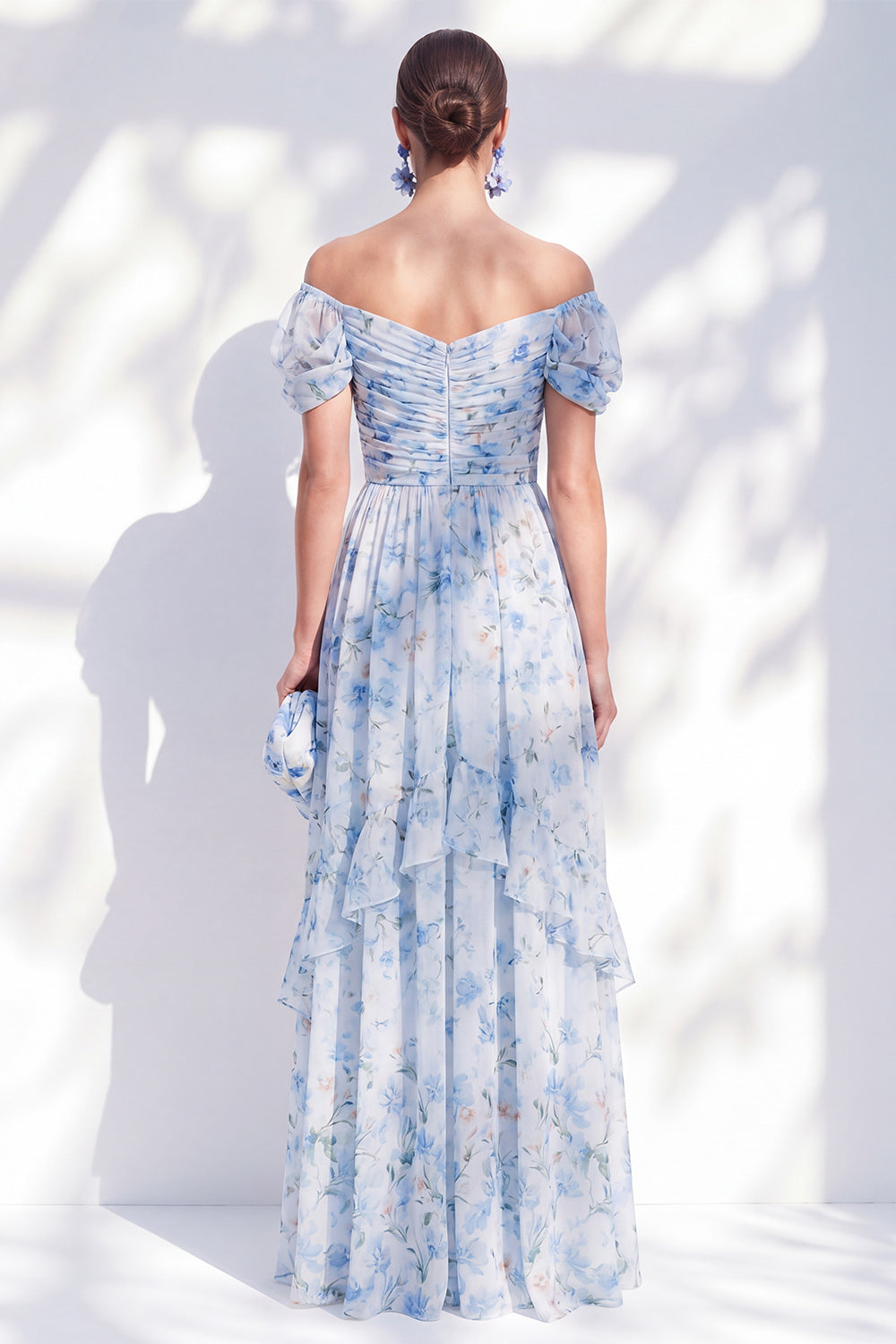 Robe longue de mère de la mariée en mousseline florale bleue, coupe trapèze, épaules dénudées