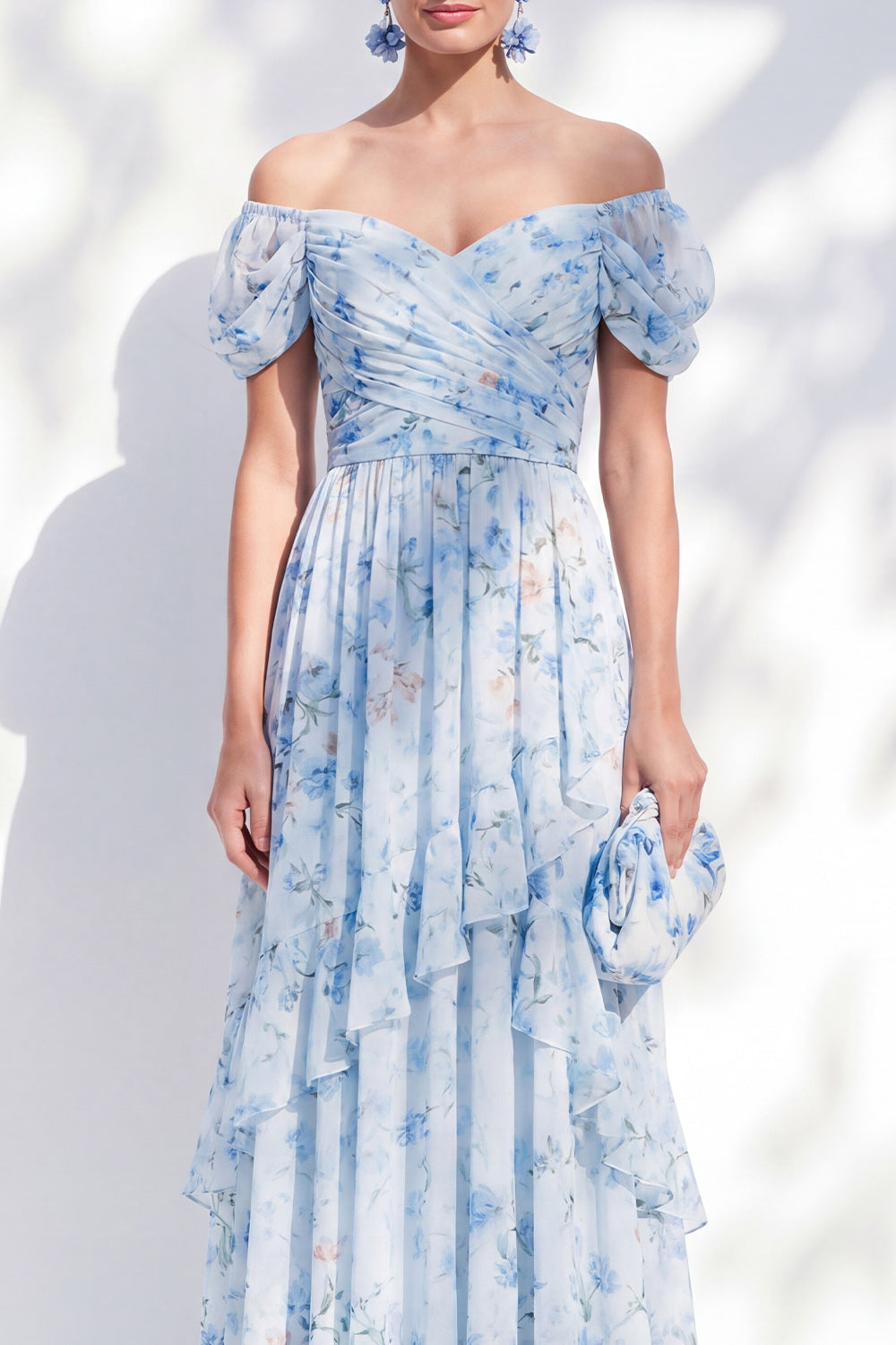 Robe longue de mère de la mariée en mousseline florale bleue, coupe trapèze, épaules dénudées