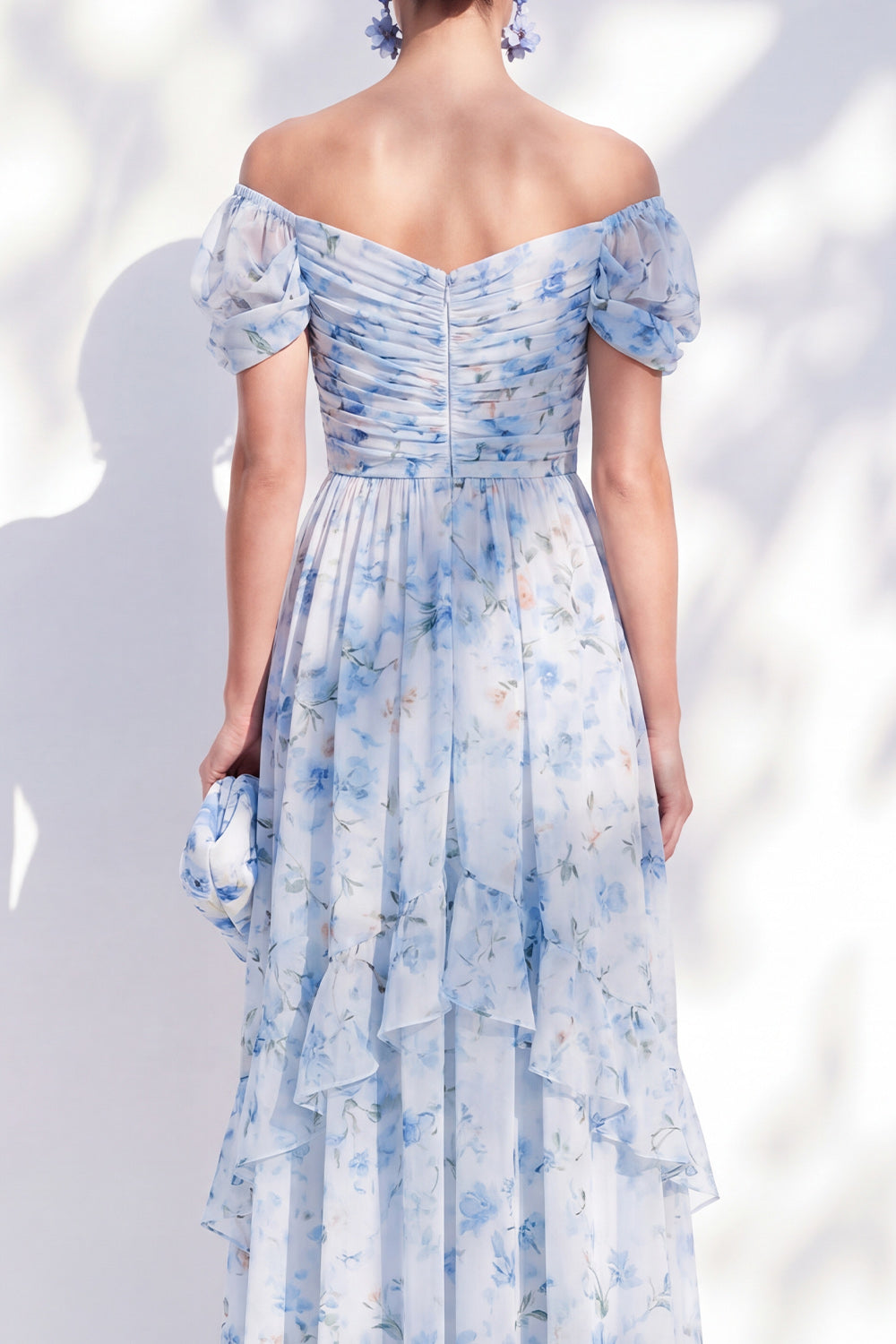 Robe longue de mère de la mariée en mousseline florale bleue, coupe trapèze, épaules dénudées