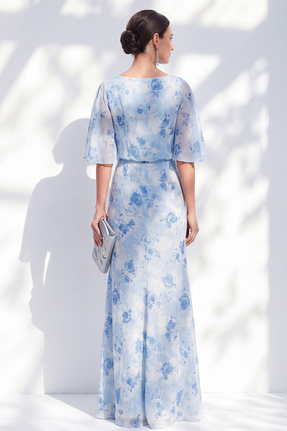 Vestido de sirena azul claro de gasa con estampado floral y volantes, cuello barco y manga larga, para la madre de la novia