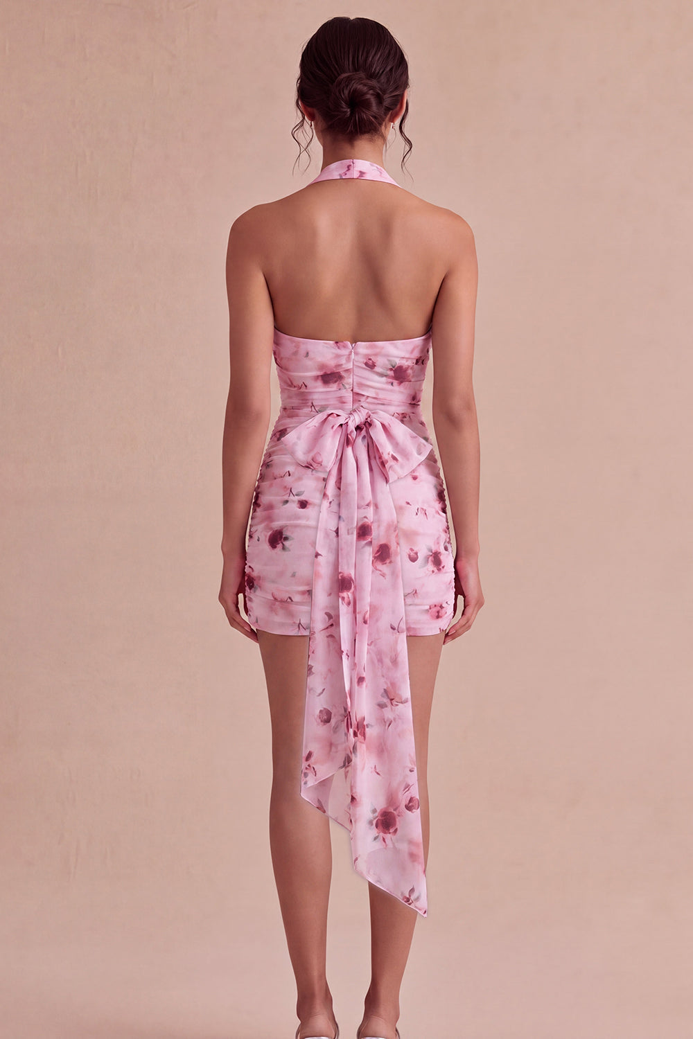 Mini-robe de cocktail moulante en mousseline à imprimé floral rose, avec col halter et nœud