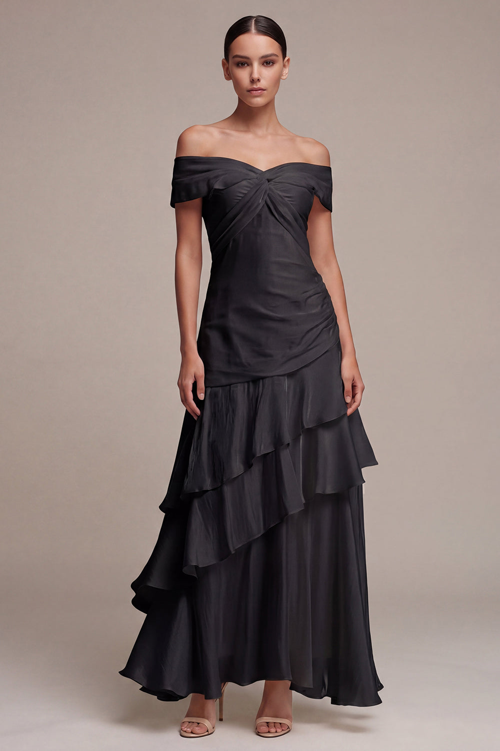 Robe longue trapèze noire à volants et épaules dénudées