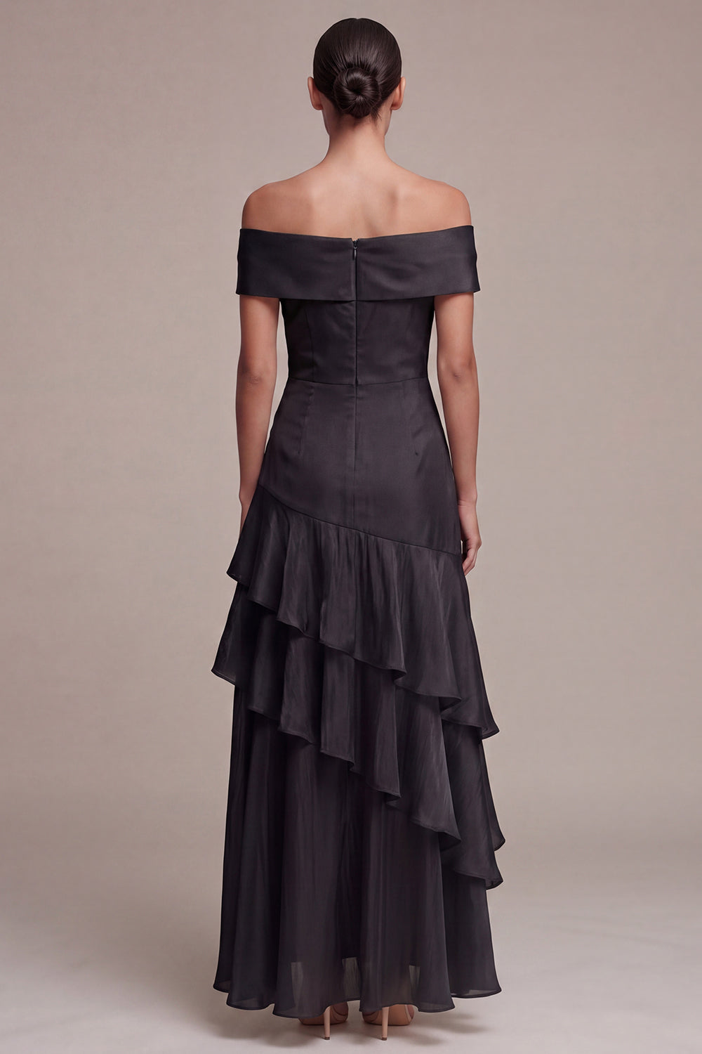 Robe longue trapèze noire à volants et épaules dénudées
