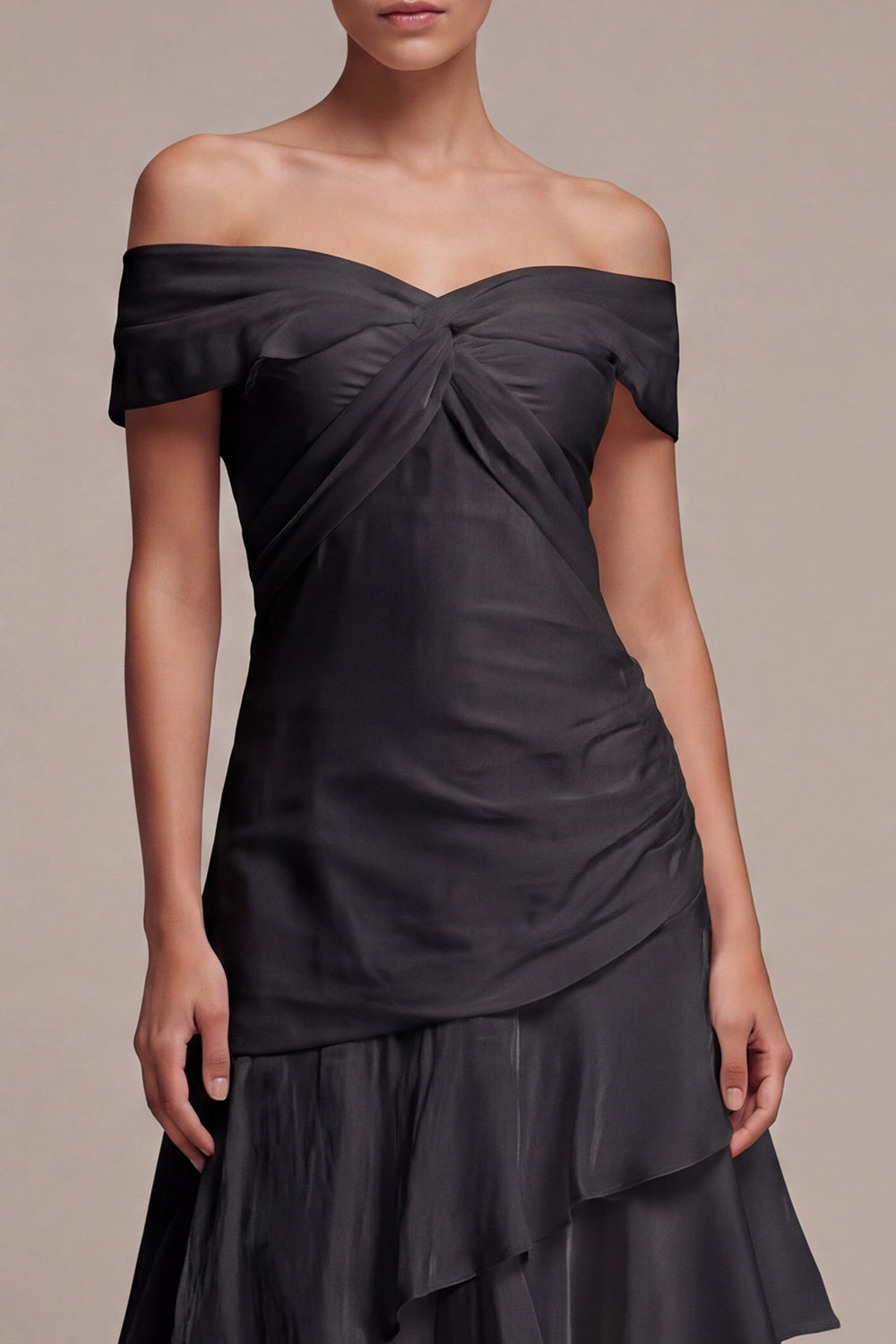 Robe longue trapèze noire à volants et épaules dénudées