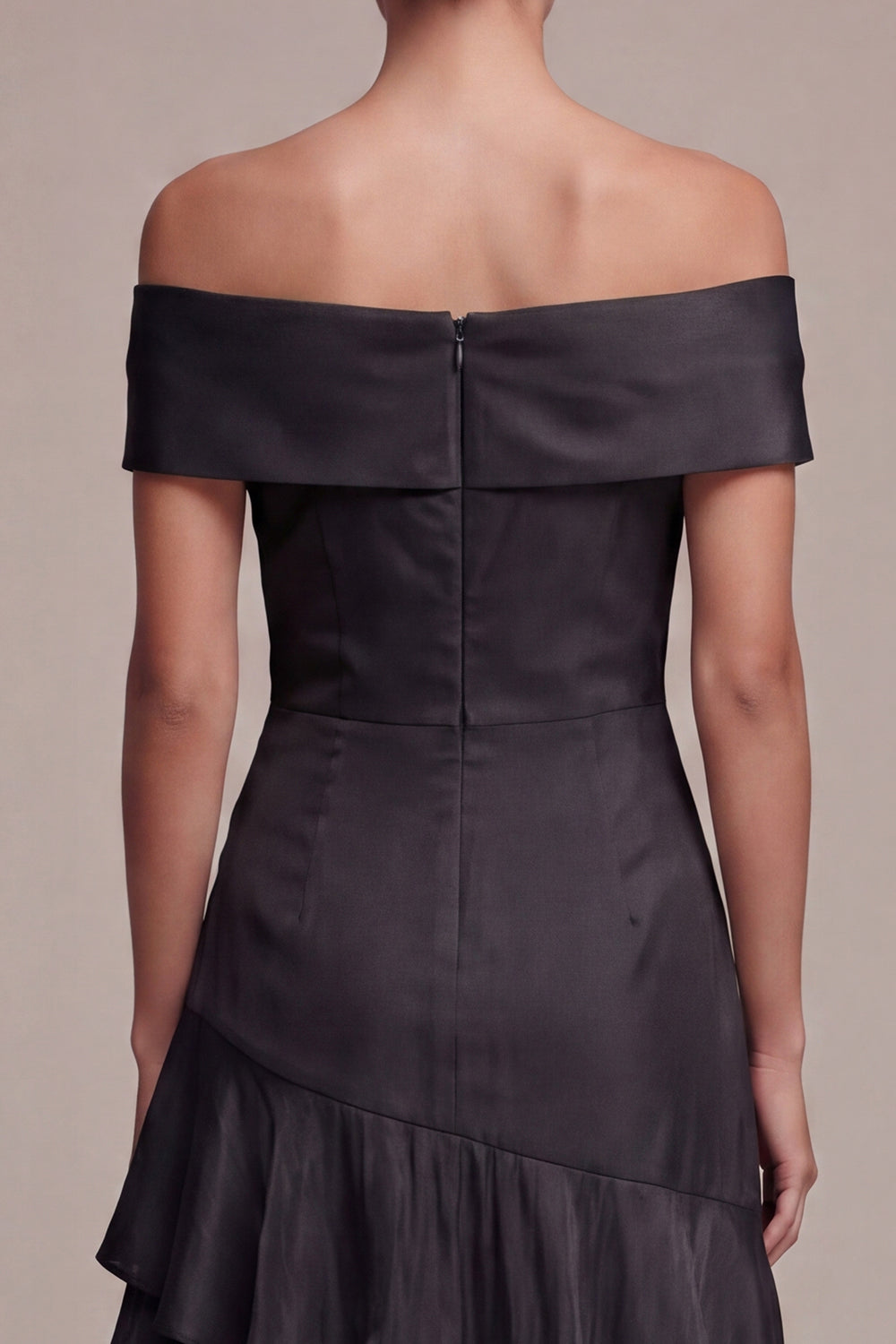 Robe longue trapèze noire à volants et épaules dénudées