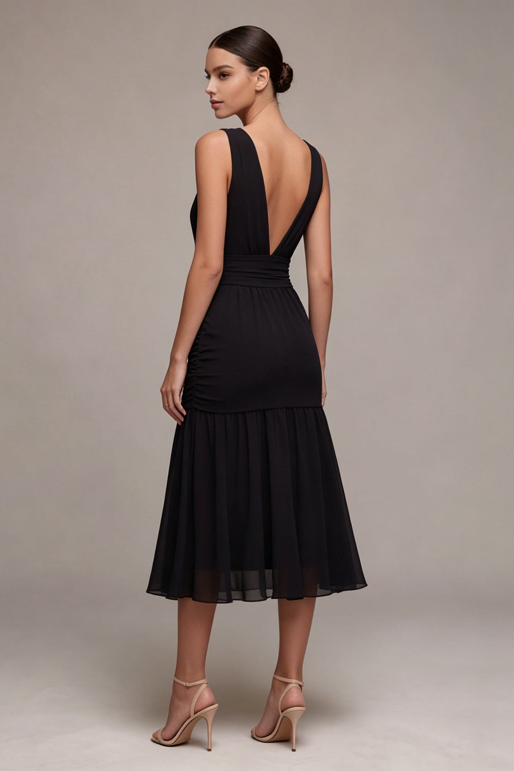 Robe de soirée midi noire sans dos, coupe trapèze froncée, décolleté en V