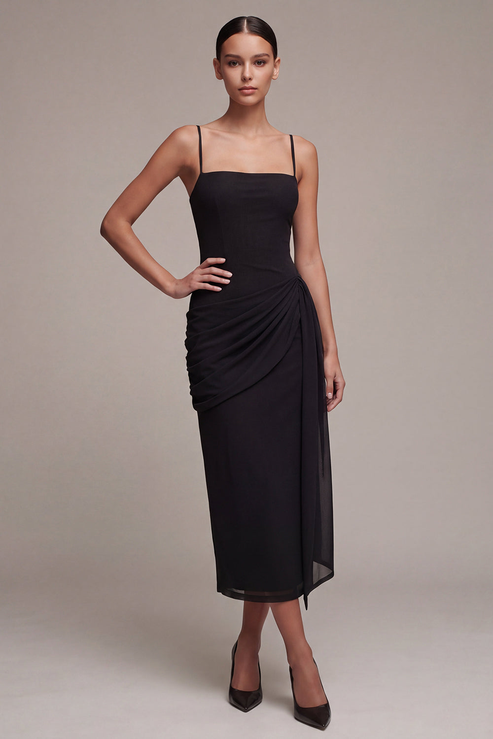 Vestido de fiesta midi con tirantes finos, fruncido y de corte recto, en color negro