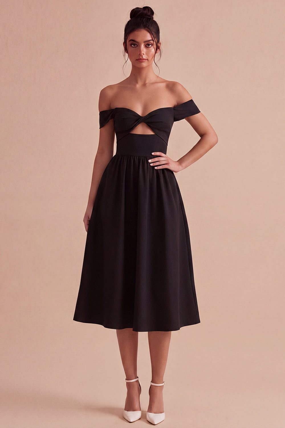 Robe de soirée midi trapèze noire avec découpe et épaules dénudées