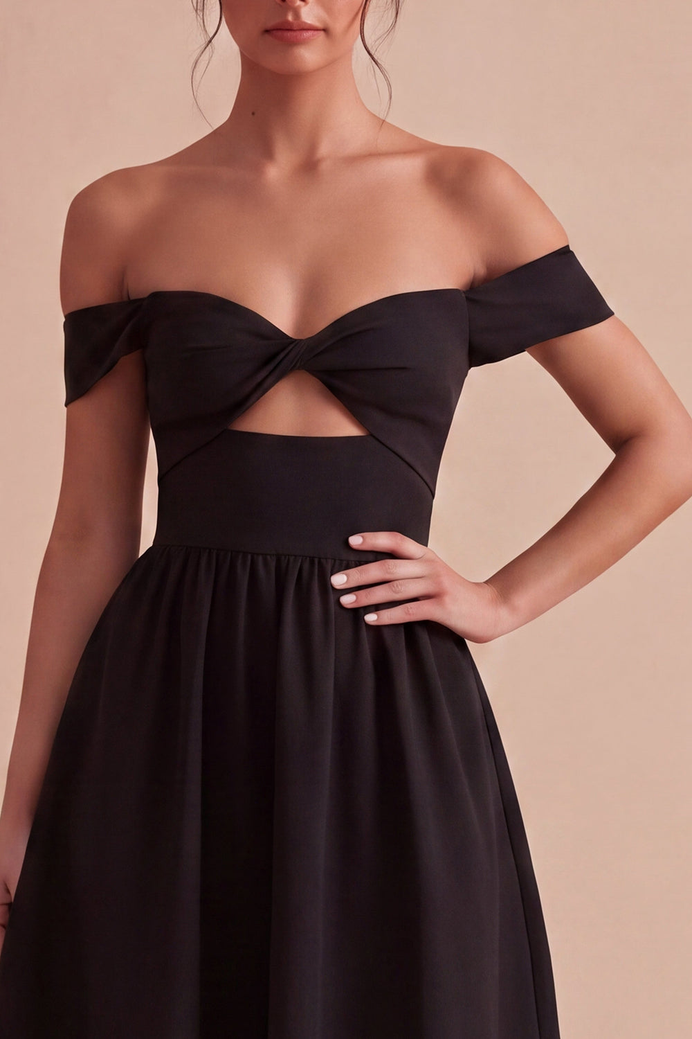 Robe de soirée midi trapèze noire avec découpe et épaules dénudées
