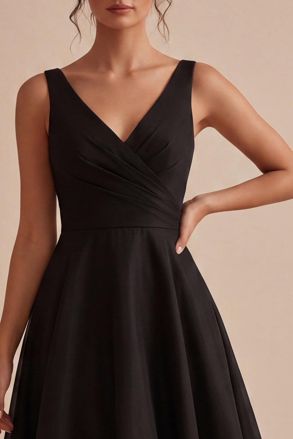 Robe de soirée mi-longue évasée noire à encolure en V froncée