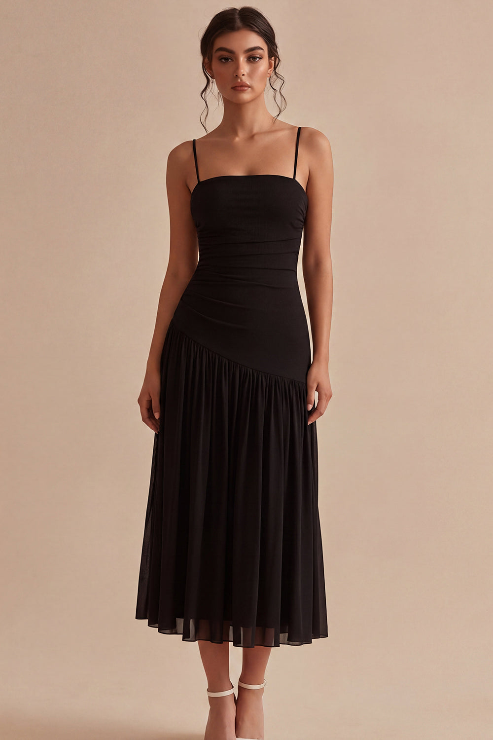 Robe de soirée mi-longue noire coupe trapèze froncée à fines bretelles