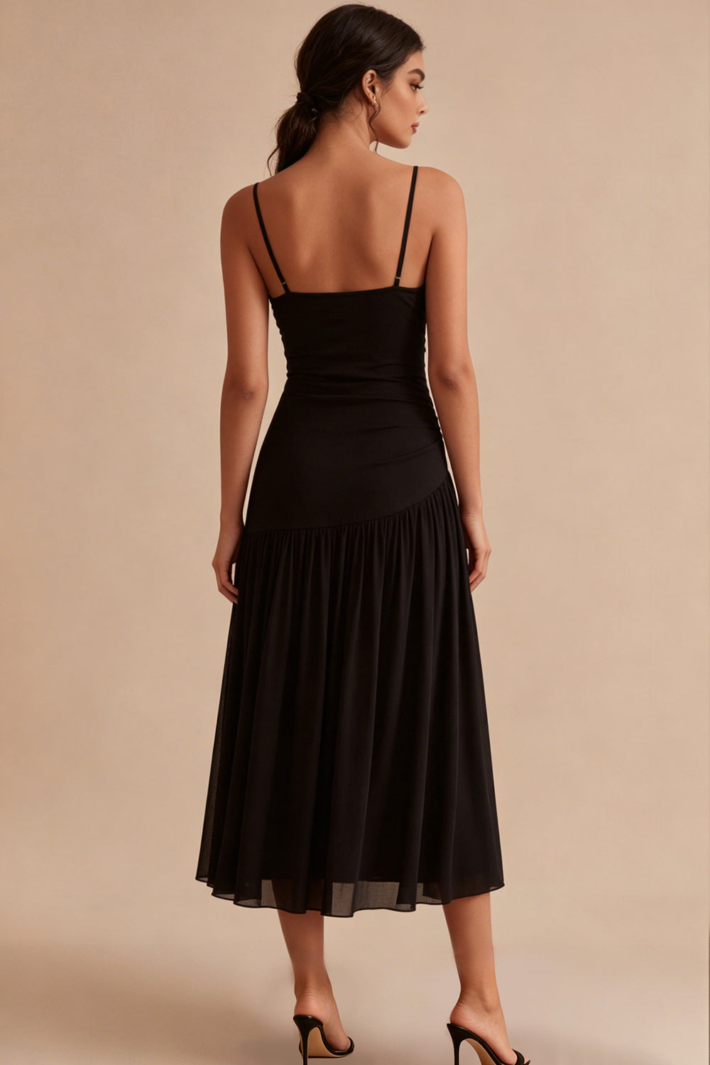 Robe de soirée mi-longue noire coupe trapèze froncée à fines bretelles