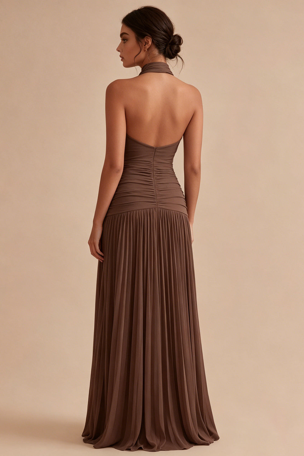 Robe de soirée longue trapèze plissée dos nu licou café foncé