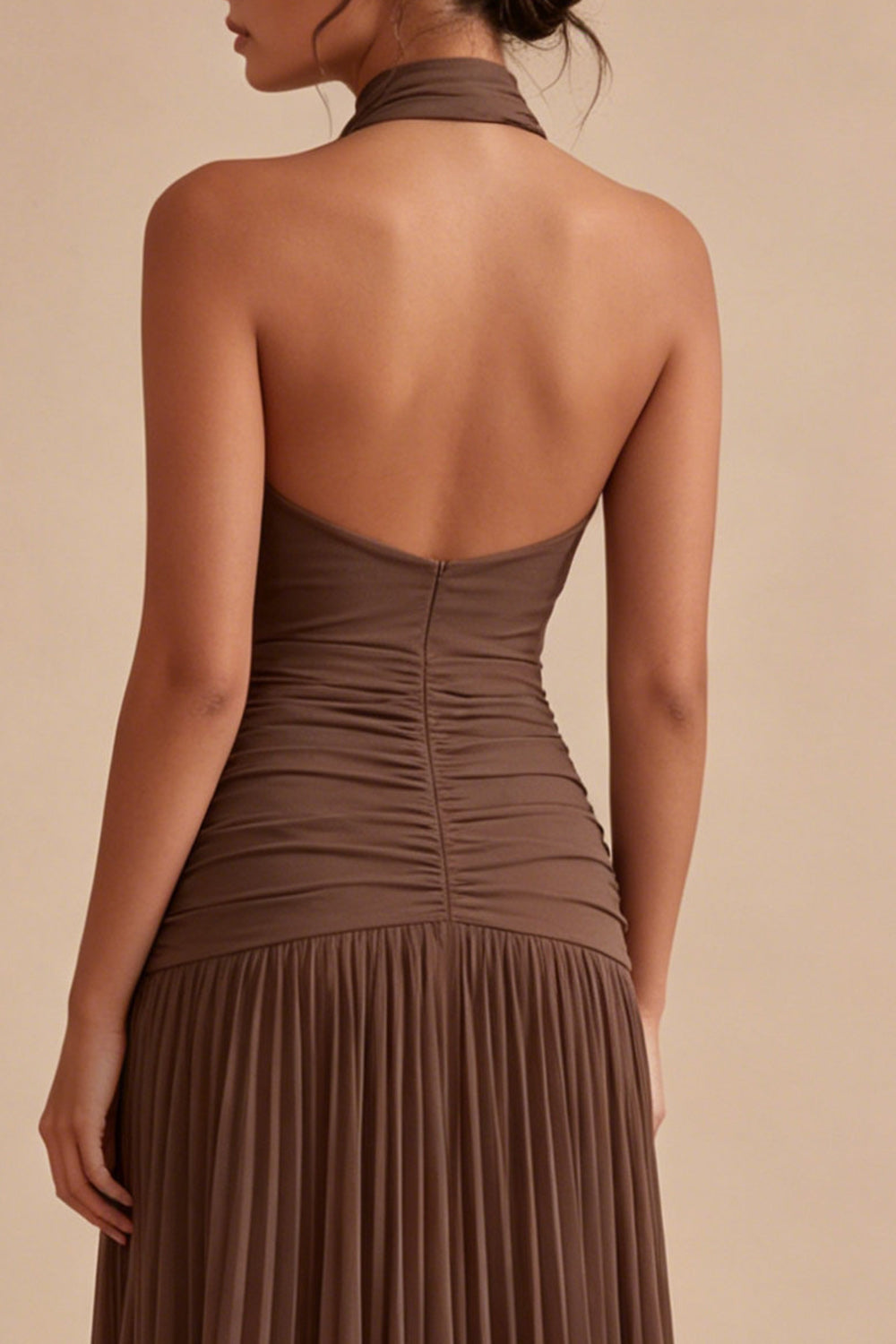 Robe de soirée longue trapèze plissée dos nu licou café foncé