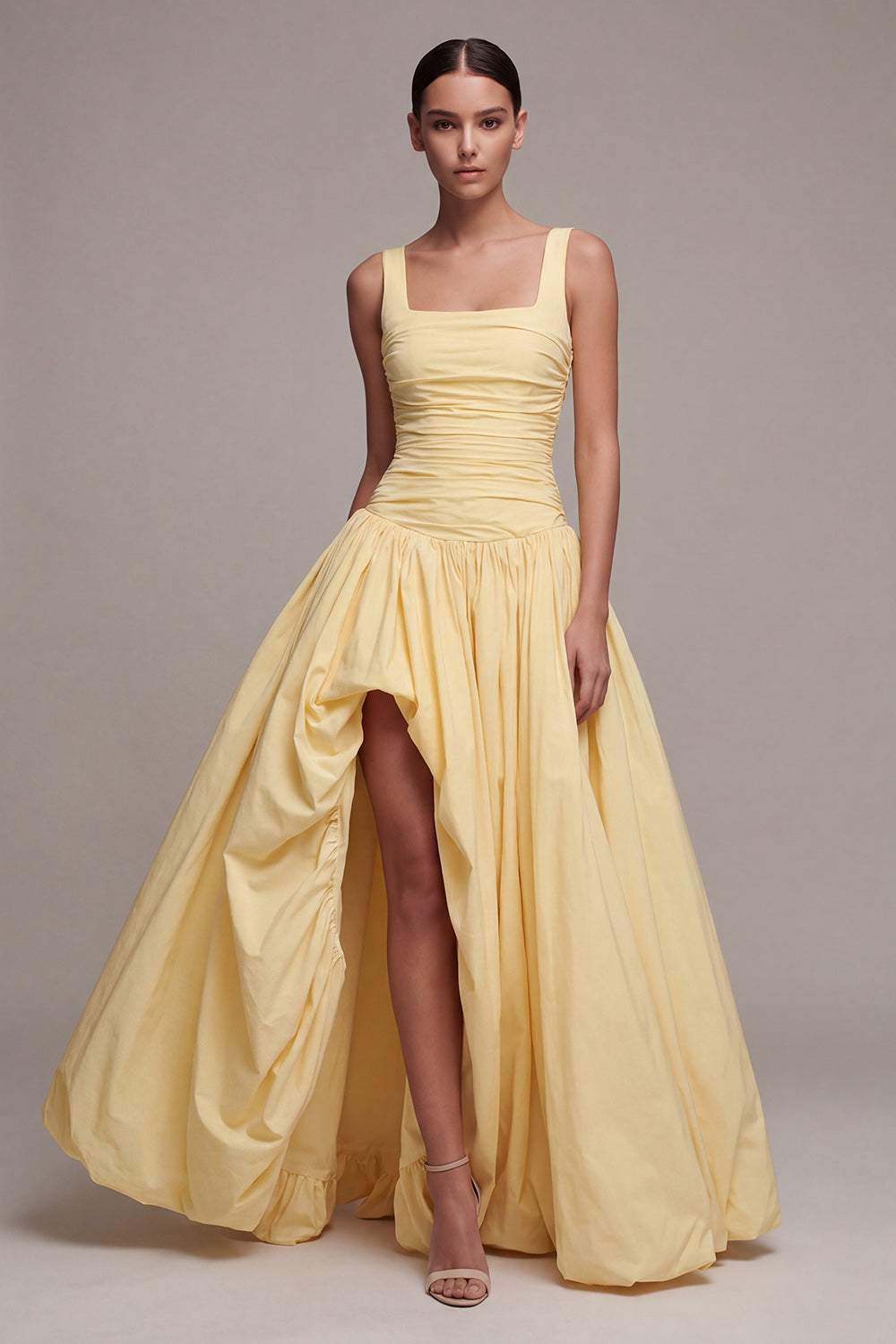 Robe de soirée longue A-line évasée Daffodil froncée à encolure carrée avec fente