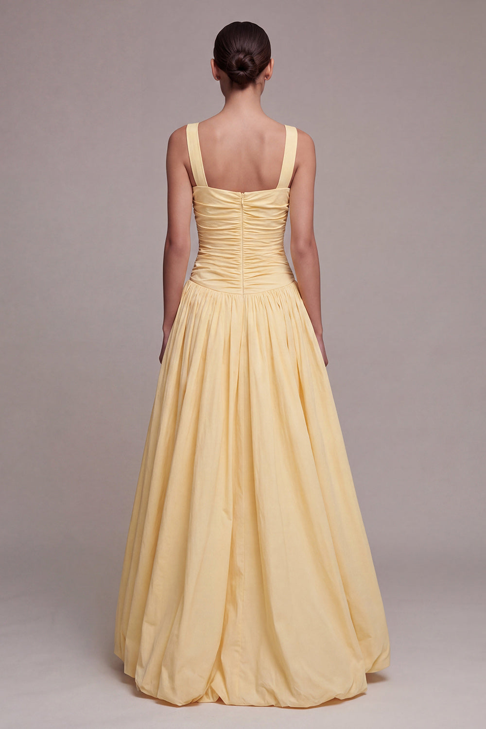Robe de soirée longue A-line évasée Daffodil froncée à encolure carrée avec fente