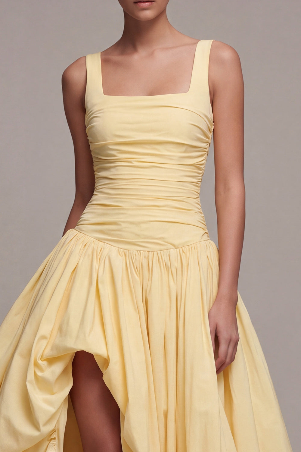 Robe de soirée longue A-line évasée Daffodil froncée à encolure carrée avec fente