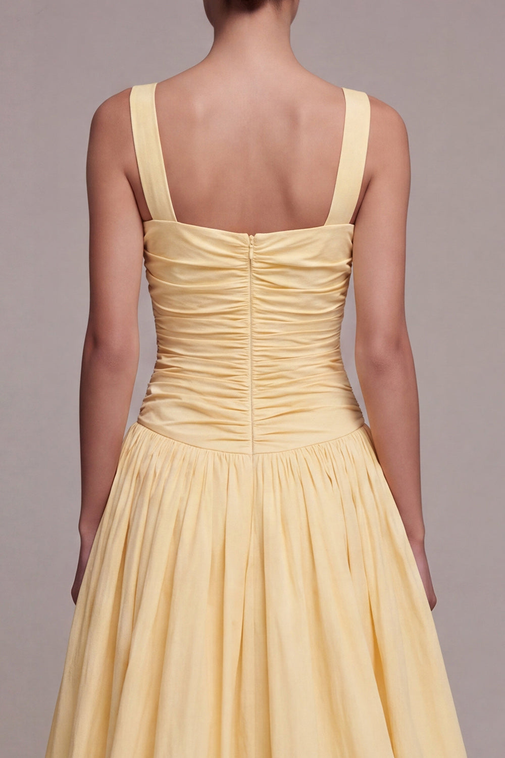 Robe de soirée longue A-line évasée Daffodil froncée à encolure carrée avec fente
