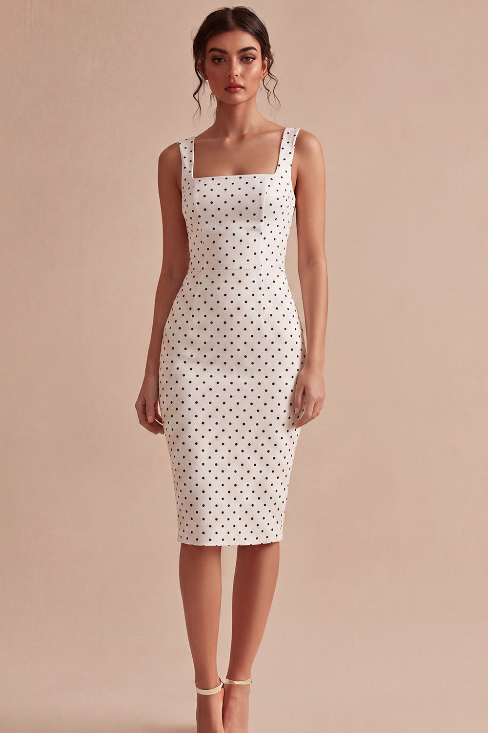 Robe midi moulante à pois avec encolure carrée blanche et noire