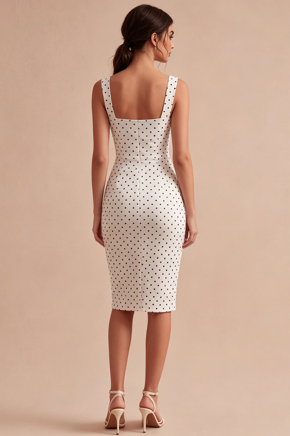 Robe midi moulante à pois avec encolure carrée blanche et noire