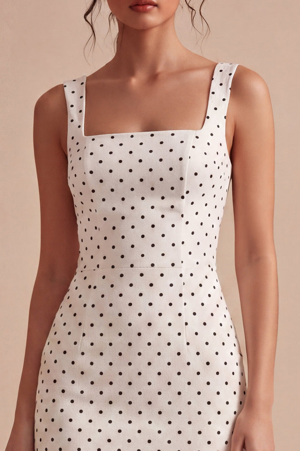 Robe midi moulante à pois avec encolure carrée blanche et noire