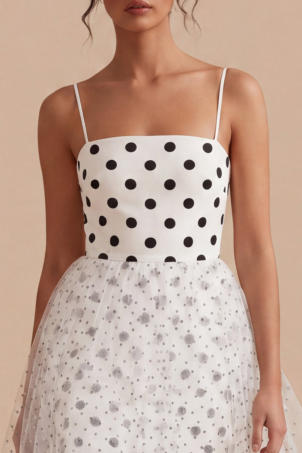Robe de graduation en tulle à pois noirs et ligne blanche