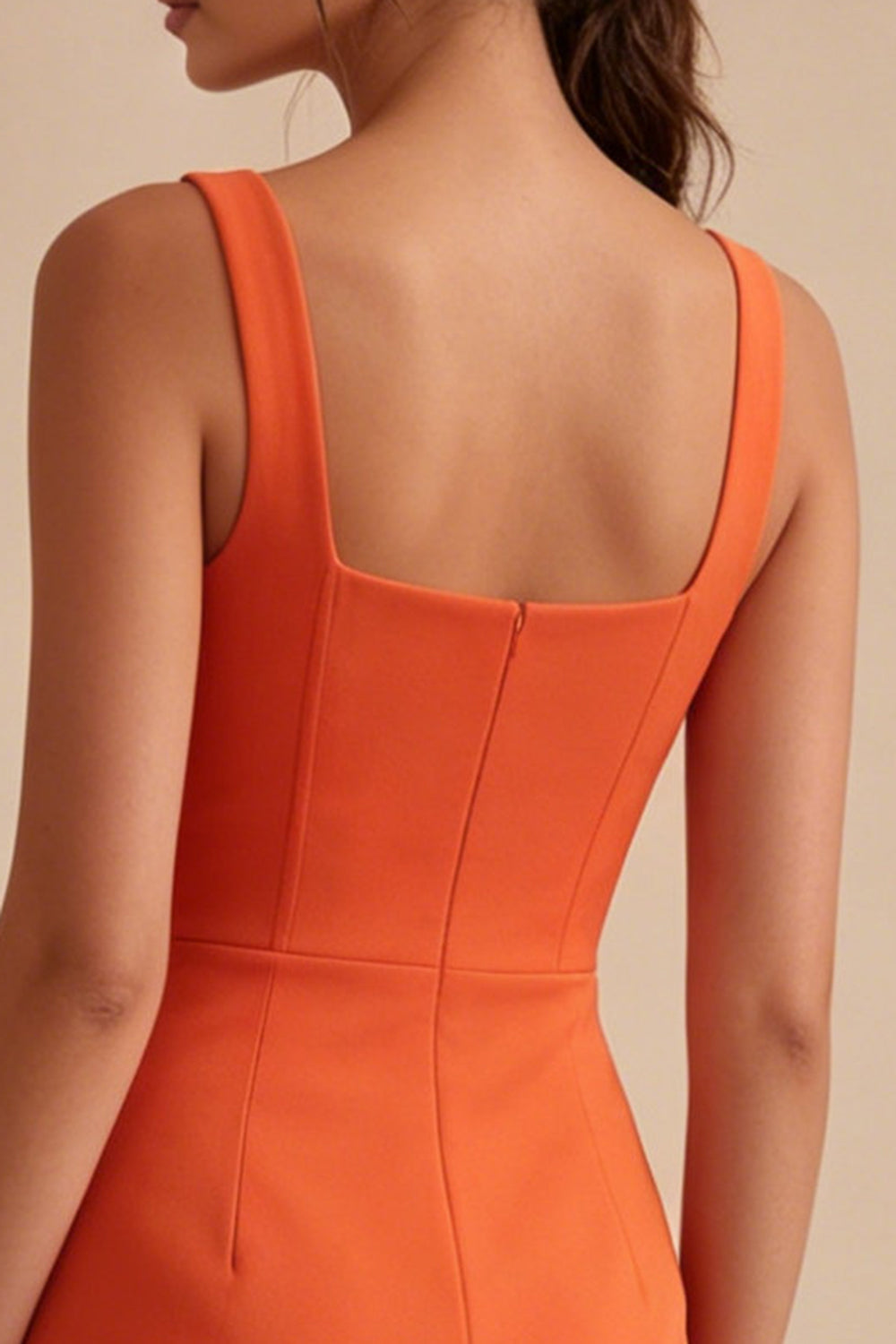 Robe de diplôme courte orange moulante à col carré