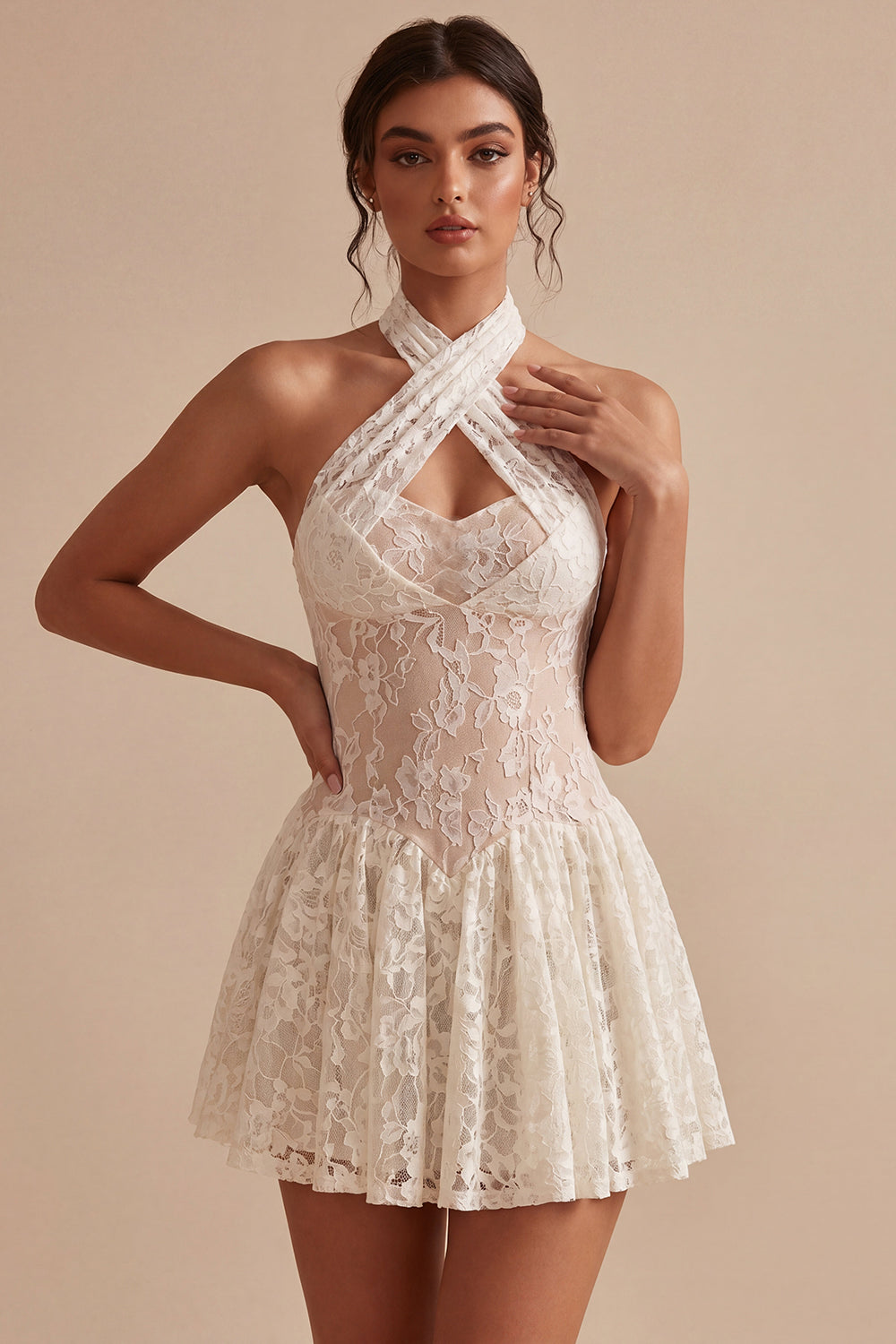 Robe de graduation courte évasée en dentelle ivoire à col licou et découpe en trou de serrure avec motif floral