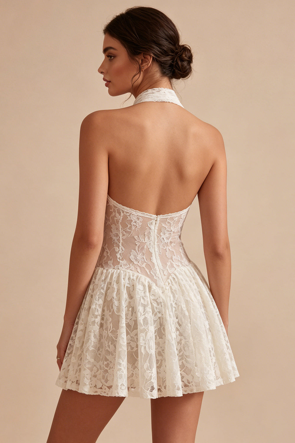 Robe de graduation courte évasée en dentelle ivoire à col licou et découpe en trou de serrure avec motif floral
