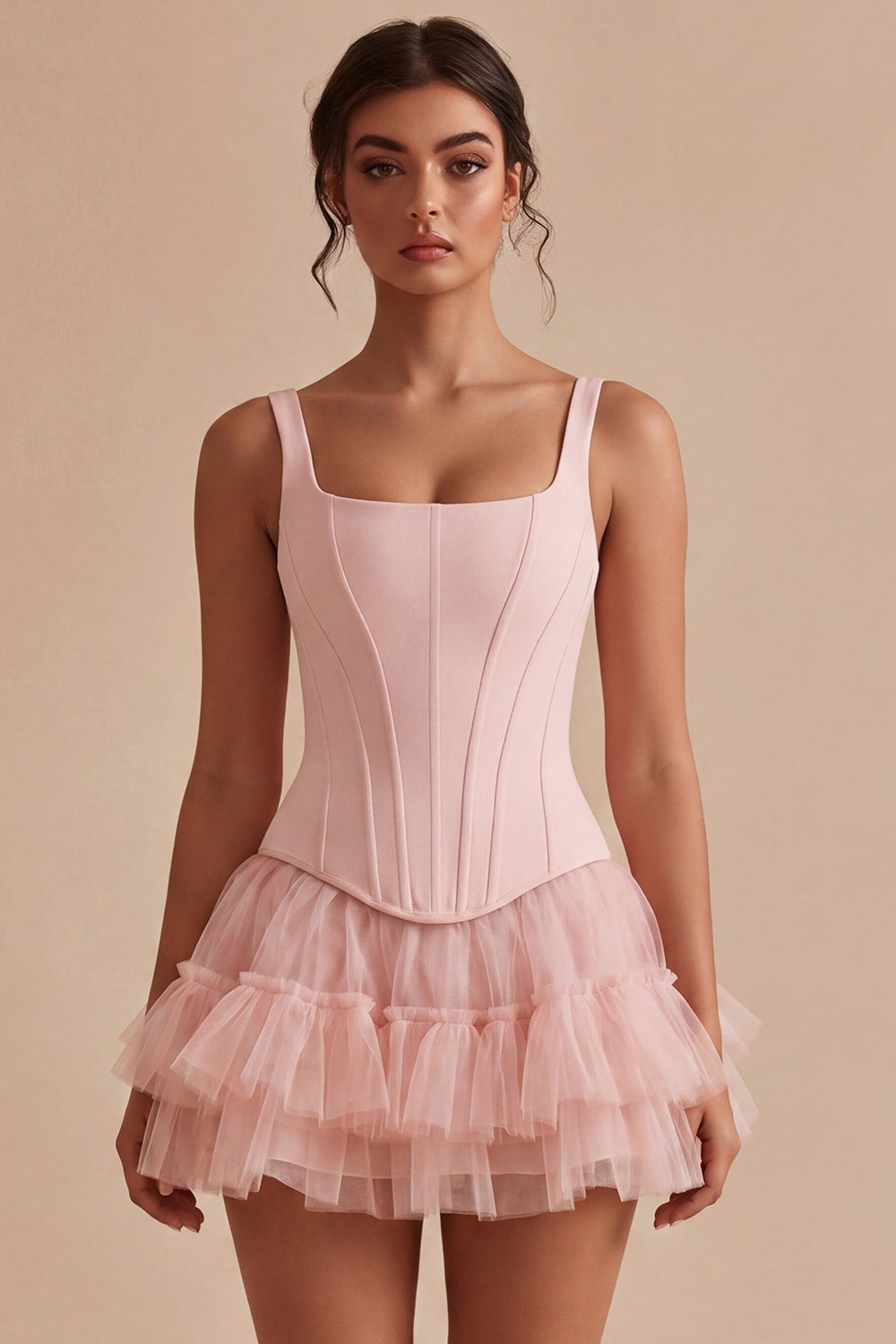 Robe de bal rose trapèze courte, corset, bretelles épaisses et volants