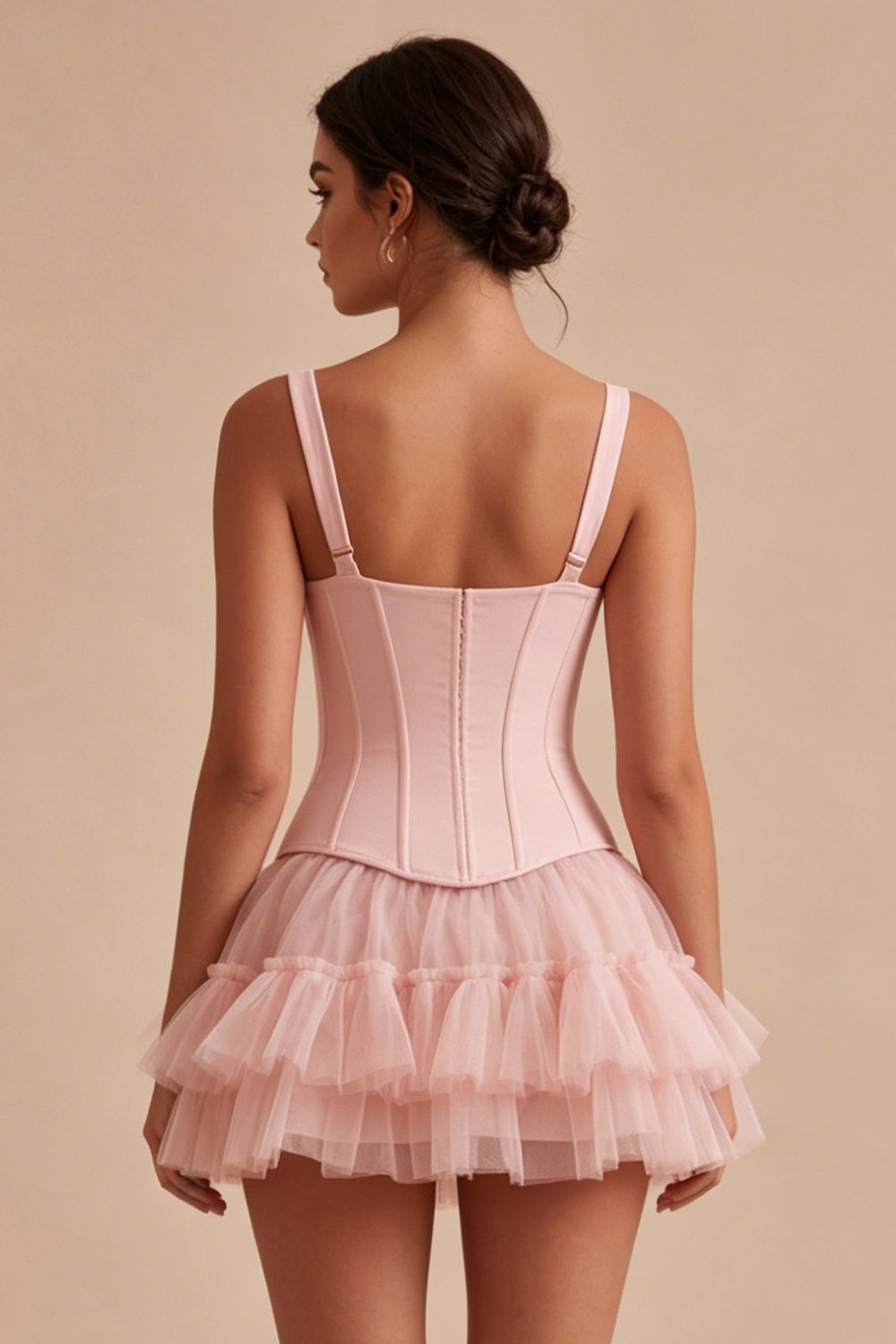 Robe de bal rose trapèze courte, corset, bretelles épaisses et volants